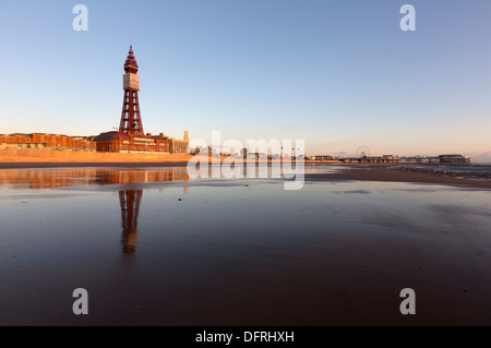 Blackpool Tower al tramonto dalla spiaggia, Inghilterra, Regno Unito Foto Stock