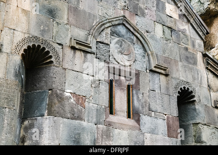 Particolare della facciata della chiesa Katoghiken medioevale del Monastero di Geghard in Armenia Foto Stock