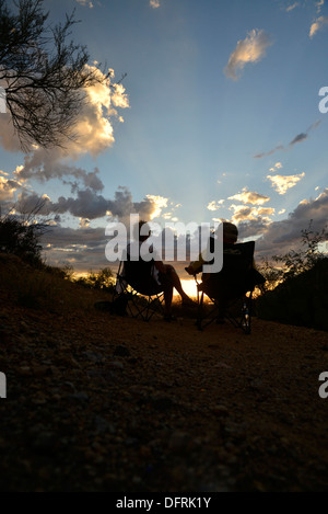 I visitatori di porte pass attendere il tramonto in Tucson Mountain Park, montagne di Tucson, il Deserto Sonoran, Tucson, Arizona, Stati Uniti. Foto Stock