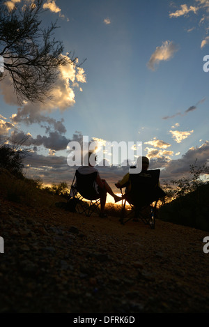 I visitatori di porte pass attendere per il tramonto nel deserto di Sonora, Tucson Mountain Park, montagne di Tucson, Tucson, Arizona, Stati Uniti. Foto Stock