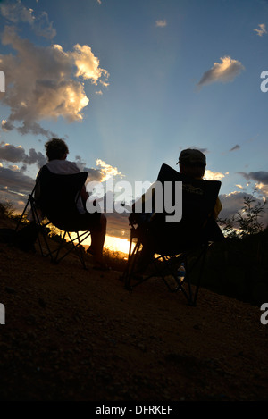 I visitatori di porte pass attendere per il tramonto nel deserto di Sonora, Tucson Mountain Park, montagne di Tucson, Tucson, Arizona, Stati Uniti. Foto Stock