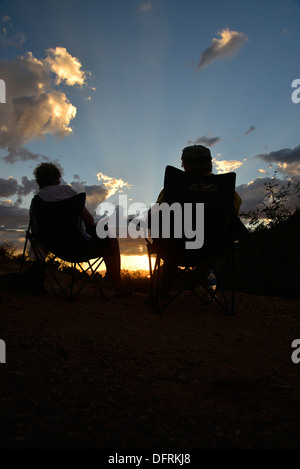 I visitatori di porte pass attendere per il tramonto nel deserto di Sonora, Tucson Mountain Park, montagne di Tucson, Tucson, Arizona, Stati Uniti. Foto Stock