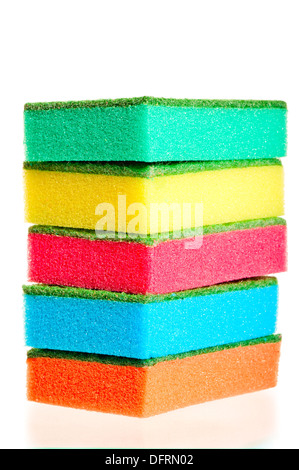 Torre di spugne colorate per ware su sfondo bianco Foto Stock