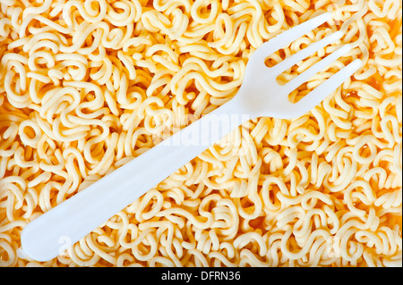 Forcella monouso su spaghetti istantanei close up Foto Stock