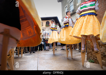 'Danza de los Zancos' folk dance, Anguiano, La Rioja, Spagna Foto Stock