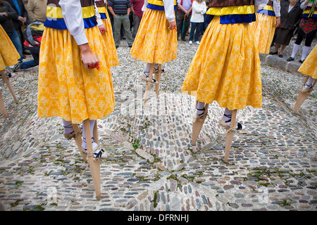 'Danza de los Zancos' folk dance, Anguiano, La Rioja, Spagna Foto Stock