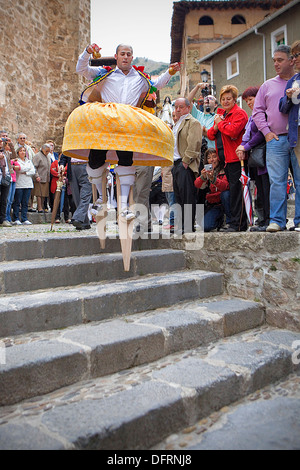 'Danza de los Zancos' folk dance, Anguiano, La Rioja, Spagna Foto Stock