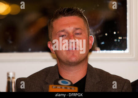 Londra, Regno Unito. 08 ott 2013. Stephen Yaxley-Lennon, alias Tommy Robinson fondatore e leader della anti-gruppo islamista, la difesa inglese League (EDL), annunciare la decisione di lasciare il gruppo alla conferenza stampa. Londra, UK 2013-10-08 Credito: martyn wheatley/Alamy Live News Foto Stock