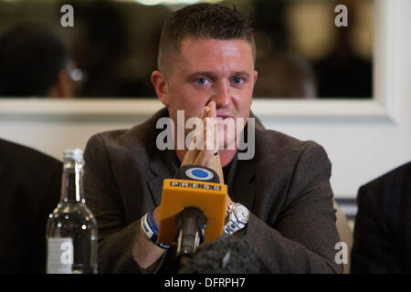 Londra, Regno Unito. 08 ott 2013. Stephen Yaxley-Lennon, alias Tommy Robinson fondatore e leader della anti-gruppo islamista, la difesa inglese League (EDL), annunciare la decisione di lasciare il gruppo alla conferenza stampa. Londra, UK 2013-10-08 Credito: martyn wheatley/Alamy Live News Foto Stock