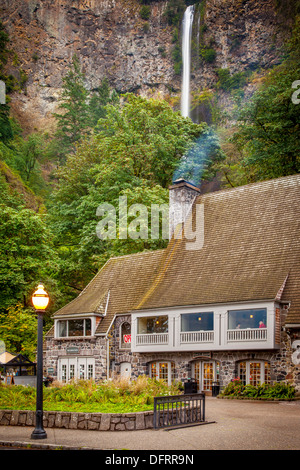 Lodge - costruito 1925, a cascate Multnomah, Columbia River Gorge, Oregon, Stati Uniti d'America Foto Stock