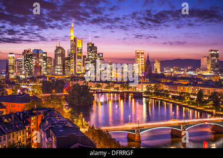 Skyline di Francoforte, in Germania, il centro finanziario del paese. Foto Stock