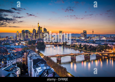 Skyline di Francoforte, in Germania, il centro finanziario del paese. Foto Stock