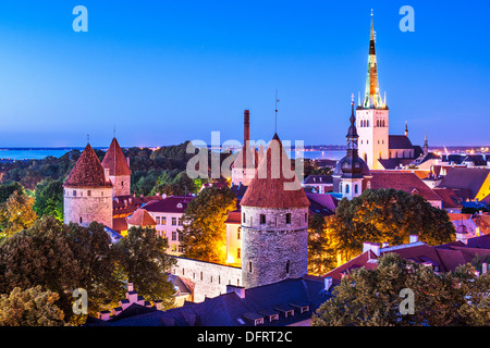 Skyline di Tallinn, Estonia al crepuscolo. Foto Stock