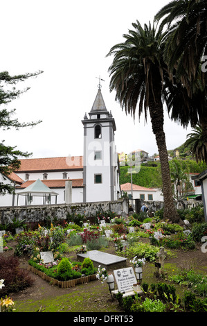 Madeira Portogallo. Grave in cortile e la chiesa di Sao Vicente Foto Stock