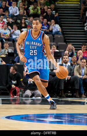 Manchester, Regno Unito. 08 ott 2013. Oklahoma City Thunder swingman Thabo Sefolosha durante l'NBA Basketball gioco tra Oklahoma City Thunder e Philadelphia 76ers dal Manchester Arena. © Azione Sport Plus/Alamy Live News Foto Stock