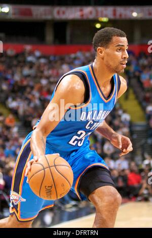 Manchester, Regno Unito. 08 ott 2013. Oklahoma City Thunder swingman Thabo Sefolosha durante l'NBA Basketball gioco tra Oklahoma City Thunder e Philadelphia 76ers dal Manchester Arena. © Azione Sport Plus/Alamy Live News Foto Stock