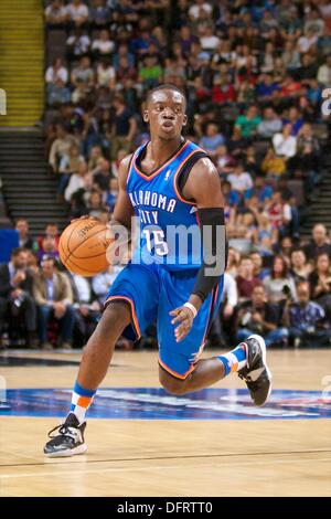 Manchester, Regno Unito. 08 ott 2013. Oklahoma City Thunder guard Reggie Jackson durante l'NBA Basketball gioco tra Oklahoma City Thunder e Philadelphia 76ers dal Manchester Arena. © Azione Sport Plus/Alamy Live News Foto Stock