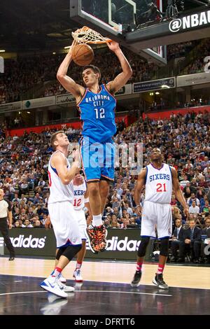 Manchester, Regno Unito. 08 ott 2013. Oklahoma City Thunder Steven Adams durante l'NBA Basketball gioco tra Oklahoma City Thunder e Philadelphia 76ers dal Manchester Arena. © Azione Sport Plus/Alamy Live News Foto Stock