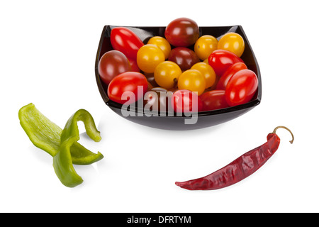 Set di verdure: pomodori ciliegia, rosso peperoncino e pepe verde isolato su sfondo bianco Foto Stock