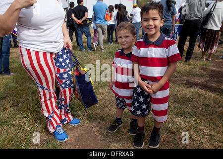 Washington DC, Stati Uniti d'America. 8 ottobre 2013. Migliaia di riforma dell immigrazione attivisti rally in Washington DC a sollecitare il congresso ad approvare la riforma dell immigrazione bill. Credito: B Christopher/Alamy Live News Foto Stock