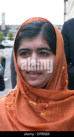 New York, Stati Uniti d'America. 08 ott 2013. Malala Yousafzai schoolgirl pakistano attivista di istruzione delle pause per firmare copie del suo libro, "io sono Malala: La ragazza che si alzò per istruzione e fu ucciso dai talebani", come lei arriva per comparsa sul Daily Show con Jon Stewart. La città di New York, Martedì, 8 ottobre 2013, STATI UNITI D'AMERICA. Credito: Dorothy Alexander/Alamy Live News Foto Stock