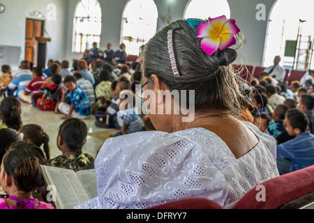 Micronesiano donne vestite di bianco lace cantare quattro parte corale armonia durante il servizio in chiesa in Tafunsak, Kosrae, Stati Federati di Micronesia Foto Stock