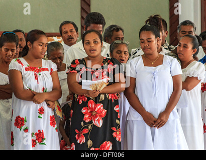 Micronesiano donne vestite di bianco lace cantare quattro parte corale armonia durante il servizio in chiesa in Tafunsak, Kosrae, Stati Federati di Micronesia Foto Stock