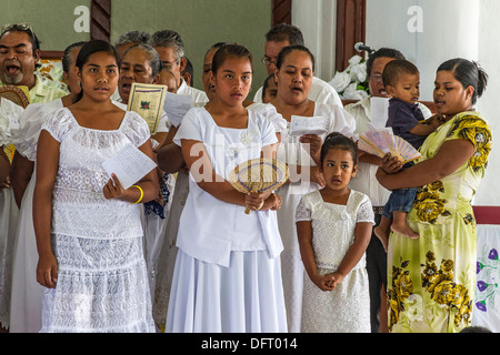 Micronesiano donne vestite di bianco lace cantare quattro parte corale armonia durante il servizio in chiesa in Tafunsak, Kosrae, Stati Federati di Micronesia Foto Stock