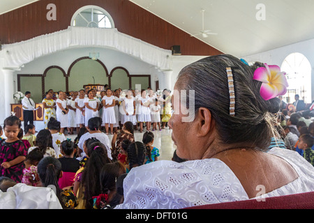 Micronesiano donne vestite di bianco lace cantare quattro parte corale armonia durante il servizio in chiesa in Tafunsak, Kosrae, Stati Federati di Micronesia Foto Stock