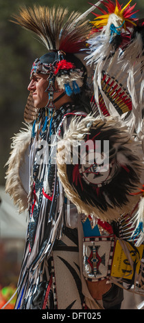 Chumash Native American uomo con piena regalia danza al 2013 Inter Tribal Pow Wow, Live Oak, Santa Ynez Valley, California Foto Stock