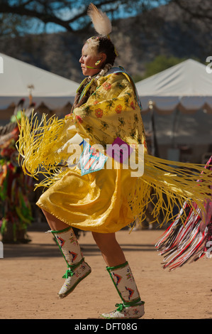 Chumash Native American woman dancing il scialle danza, al 2013 Inter Tribal Pow Wow, Live Oak, Santa Ynez Valley, California Foto Stock