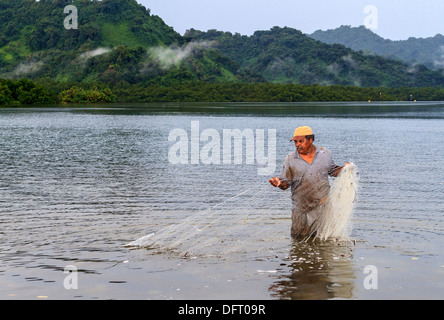 Fishing by net in shallow waters off the beach in Kosrae, Micronesia Foto Stock