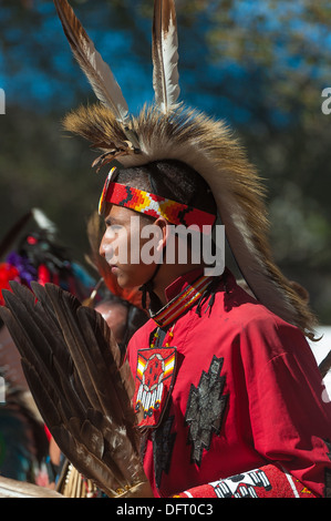 Chumash Native American uomo con piena regalia danza al 2013 Inter Tribal Pow Wow, Live Oak, Santa Ynez Valley, California Foto Stock