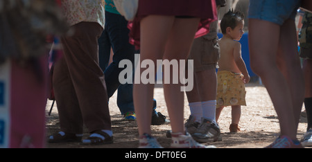 Chumash Native American toddler al 2013 Inter Tribal Pow Wow, Live Oak camp, Santa Ynez Valley, California Foto Stock