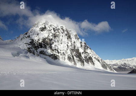 Vista della Royal Tower Rock formazione dopo lo sbarco sul Pika ghiacciaio nel Parco Nazionale di Denali, Alaska Foto Stock