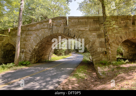 Il ponte di pietra strada carrabile nel Parco Nazionale di Acadia Foto Stock