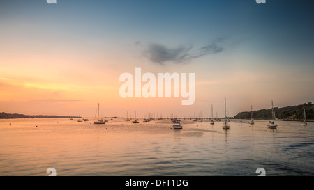 La baia del porto di Port Jefferson, Long Island, New York, dopo il tramonto Foto Stock