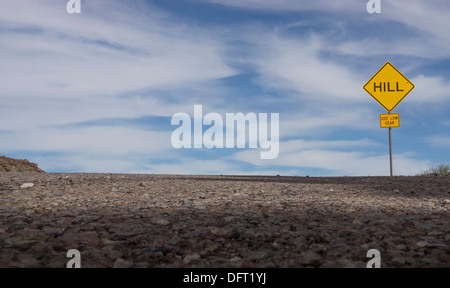 Strada seguendo il fiume Rio Grande nel Texas occidentale, lungo il confine con il Messico. Foto Stock