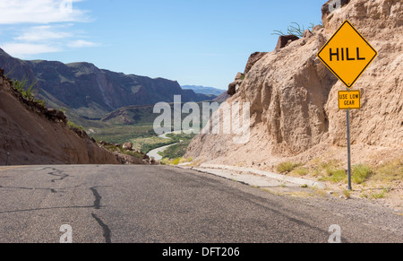 Strada seguendo il fiume Rio Grande nel Texas occidentale, lungo il confine con il Messico. Foto Stock