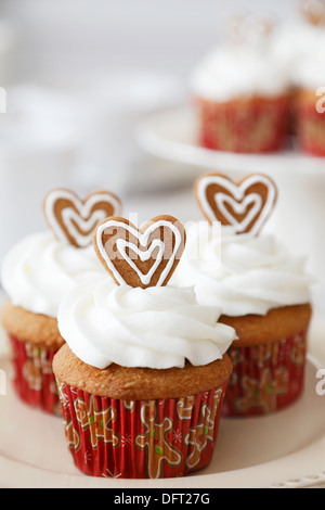 Natale tortini di spezie con decorata con cuori di panpepato. Foto Stock