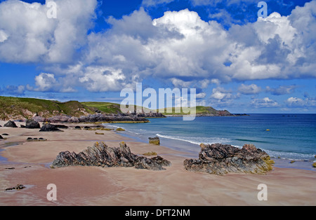 Rocce sulla spiaggia di sabbia dorata, Sango Bay, Sangomore, Durness, costa Nord Sutherland, altipiani, Scotland Regno Unito Foto Stock