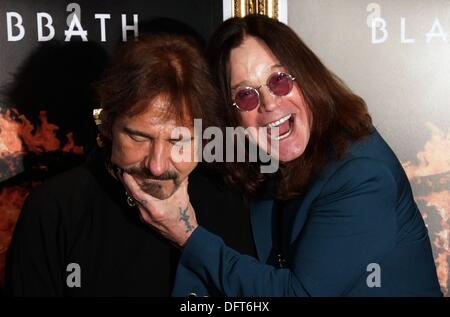 Rio de Janeiro, Brasile sudorientale. 8 Ott, 2013. Il bassista vecchiaccio Butler (L) ed il cantante Ozzy Osbourne, i membri della band britannica Black Sabbath, durante una conferenza stampa in merito alla mostra del tour " La Reunion', che renderà la città di Porto Alegre, São Paulo, Rio de Janeiro e Belo Horizonte, tenuto Fasano Hotel nel centro di Rio de Janeiro, Brasile sudorientale, 8 ottobre 2013. Foto: MARCOS DE PAULA/ESTADAO CONTUEUDO/dpa/Alamy Live News Foto Stock