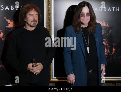 Rio de Janeiro, Brasile sudorientale. 8 Ott, 2013. Il bassista vecchiaccio Butler (L) ed il cantante Ozzy Osbourne, i membri della band britannica Black Sabbath, durante una conferenza stampa in merito alla mostra del tour " La Reunion', che renderà la città di Porto Alegre, São Paulo, Rio de Janeiro e Belo Horizonte, tenuto Fasano Hotel nel centro di Rio de Janeiro, Brasile sudorientale, 8 ottobre 2013. Foto: MARCOS DE PAULA/ESTADAO CONTUEUDO/dpa/Alamy Live News Foto Stock