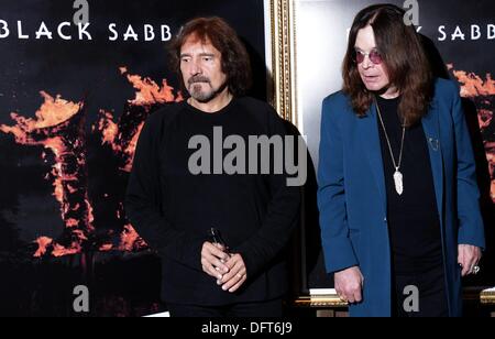 Rio de Janeiro, Brasile sudorientale. 8 Ott, 2013. Il bassista vecchiaccio Butler (L) ed il cantante Ozzy Osbourne, i membri della band britannica Black Sabbath, durante una conferenza stampa in merito alla mostra del tour " La Reunion', che renderà la città di Porto Alegre, São Paulo, Rio de Janeiro e Belo Horizonte, tenuto Fasano Hotel nel centro di Rio de Janeiro, Brasile sudorientale, 8 ottobre 2013. Foto: MARCOS DE PAULA/ESTADAO CONTUEUDO/dpa/Alamy Live News Foto Stock