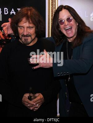 Rio de Janeiro, Brasile sudorientale. 8 Ott, 2013. Il bassista vecchiaccio Butler (L) ed il cantante Ozzy Osbourne, i membri della band britannica Black Sabbath, durante una conferenza stampa in merito alla mostra del tour " La Reunion', che renderà la città di Porto Alegre, São Paulo, Rio de Janeiro e Belo Horizonte, tenuto Fasano Hotel nel centro di Rio de Janeiro, Brasile sudorientale, 8 ottobre 2013. Foto: MARCOS DE PAULA/ESTADAO CONTUEUDO/dpa/Alamy Live News Foto Stock