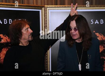 Rio de Janeiro, Brasile sudorientale. 8 Ott, 2013. Il bassista vecchiaccio Butler (L) ed il cantante Ozzy Osbourne, i membri della band britannica Black Sabbath, durante una conferenza stampa in merito alla mostra del tour " La Reunion', che renderà la città di Porto Alegre, São Paulo, Rio de Janeiro e Belo Horizonte, tenuto Fasano Hotel nel centro di Rio de Janeiro, Brasile sudorientale, 8 ottobre 2013. Foto: MARCOS DE PAULA/ESTADAO CONTUEUDO/dpa/Alamy Live News Foto Stock