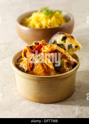 Pollo Jalfrezi, riso pilaf & popodoms. Tradizionale Indiano curry. Foto Stock