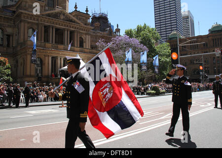 Sydney, Australia. Il 9 ottobre 2013. Il Thai Navy marzo passato Sydney Town Hall durante il combinato di Marine Parade. Copyright Credit: 2013 Richard Milnes. Alamy Live News. Foto Stock