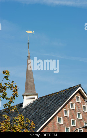 Campanile quadrangolare della olandese riformata Chiesa Ichthus a Bodegraven, nei Paesi Bassi il 6 settembre 2010 Foto Stock