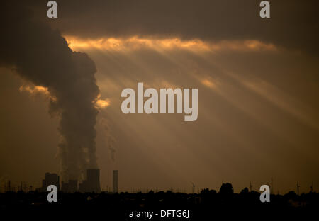 Pulheim, Germania. 6 Ottobre, 2013. Raggi di sole rompere attraverso una nube coprì il cielo sopra la lignite-fired power plant Neurath in Pulheim, Germania, 6 ottobre 2013. Foto: Federico Gambarini/dpa/Alamy Live News Foto Stock